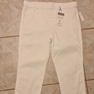 q Womens Gloria Vanderbilt Stretch White Capris Size 16.  NWT